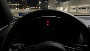 疑問解決!車の鍵を閉めたあとの赤いランプの消し方