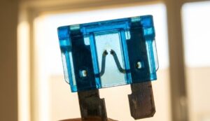 シガーソケットのヒューズを点検する