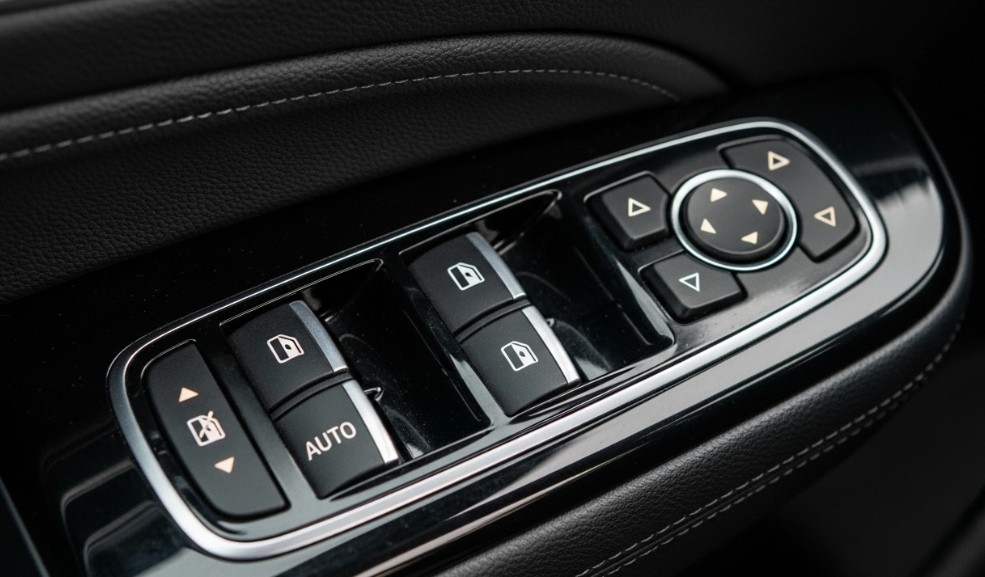 パワーウィンドウ手動で閉める方法と応急処置